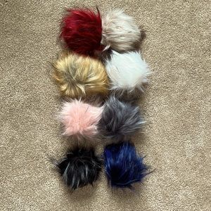 8 faux fur pompoms for knitting/hats with snaps.